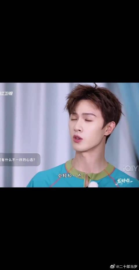 说话的口吻更像了，小动作也是