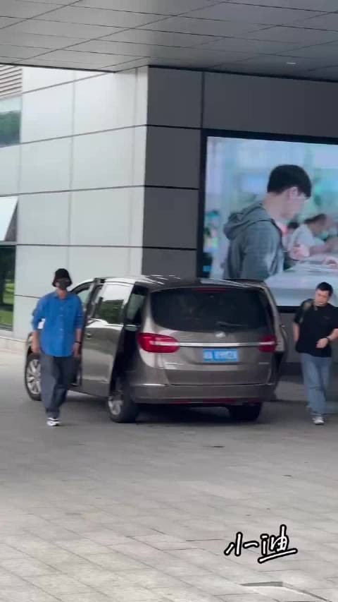 刘昊然机场路透,跨石墩子那一下好像小狗跨栏