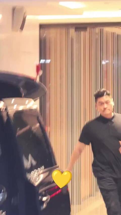 杨洋悬挂式领带配浅杏西装，气质温润出众