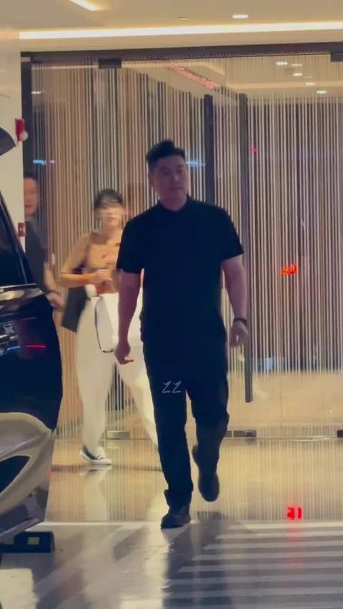 杨洋亲自驾车亮相,领带搭外套松弛贵气