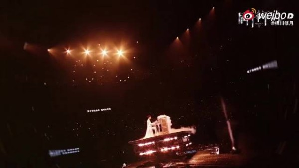 侯明昊回应粉丝诉求，增设高脚软垫凳提升观演体验
