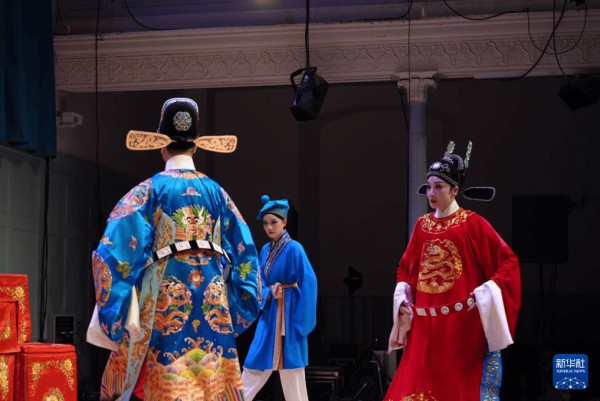 新华社记者手记｜一袭红袍越山海 《女驸马》英国遇知音