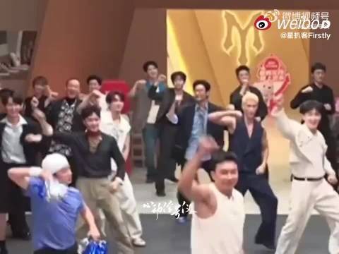 猝不及防的名场面，两个人动作随性又搞笑，看完忍不住反复回放