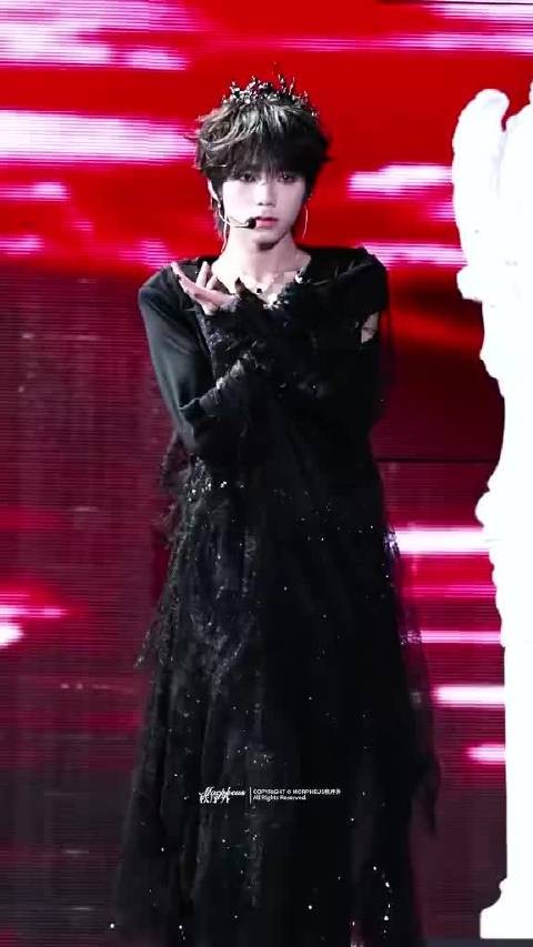 王橹杰光影交错神级舞台，少年气场全开