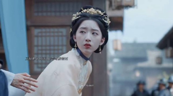 原来两人离别多年后再见的第一面，因为捡帕子错过