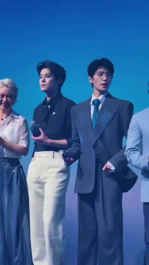 杨洋王鹤棣同框养眼，制片人快递本子