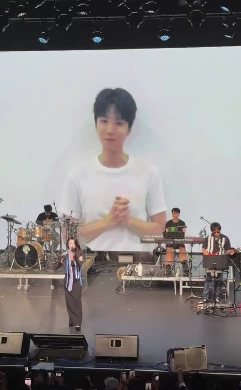 王俊凯为徐洁儿音乐会送花篮录视频祝福