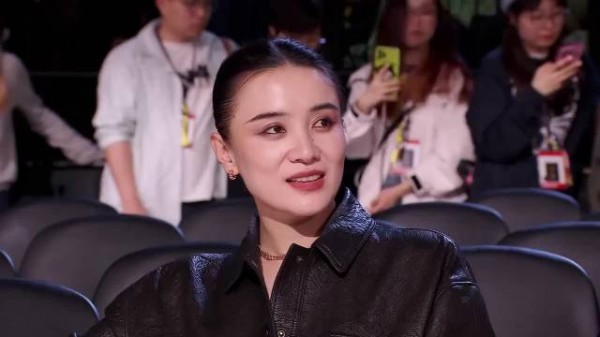 唐嫣台上发言，看台下宋佳的眼神，这就是女性间的惺惺相惜吧！