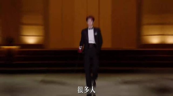 黄牛曝张凌赫合照价格9万5，价格翻倍与艺人无关