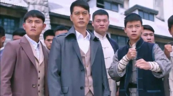 黑老大带人包围仓库，不料里面有高手，这下精彩了