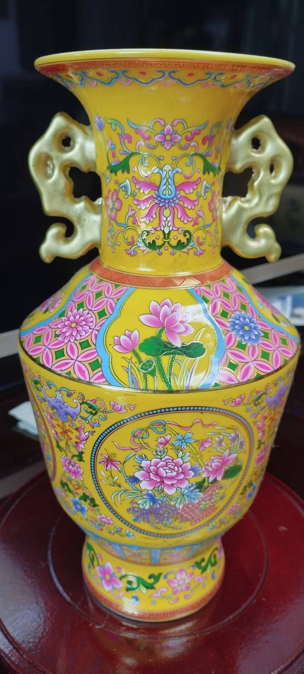 珐琅彩描金花卉纹双耳瓶：瓷上丹青的华彩乐章
