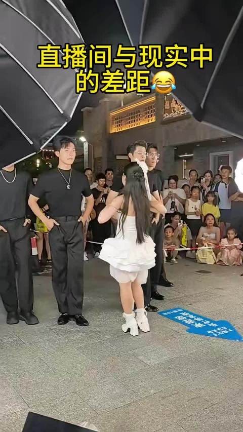 直播间网络与现实中的差距，榜一大哥哭晕在厕所了！