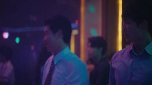 蒋奇明饰演余高远,周旋三位女生似何书桓