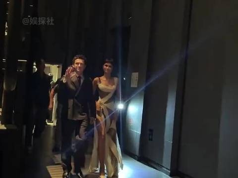赞达亚荷兰弟上海活动,自备笔为粉丝签名