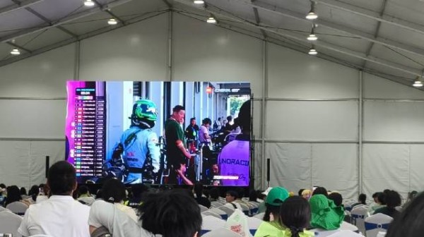 热晕回棚里避暑... 水灵灵错过出场 一离开就出事！
