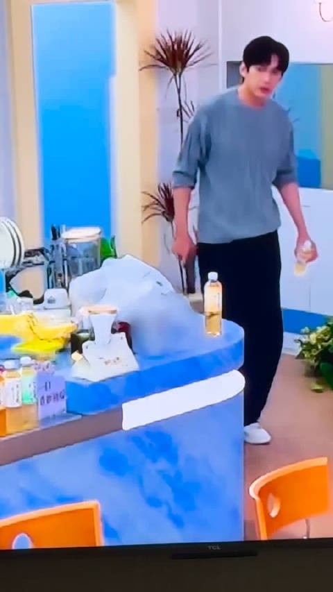 看老周这段 手搞纸 的细节