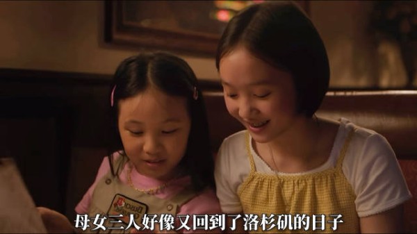 户外防疫登记的瞬间，孩童对生死的惶恐，让少女读懂母亲强撑外表下的脆弱