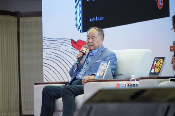当71岁作家莫言对读者“比心”
