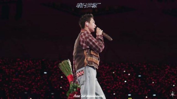 汪苏泷抢伴舞墨镜跳舞，红色亮面外套超亮眼