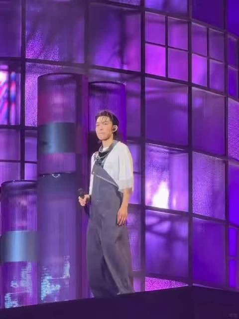 林宥嘉白T背带裤造型，清新男大风格引打卡