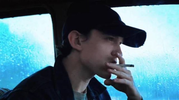 荷兰弟护妹怒砸拳头，欺负者当场挨打