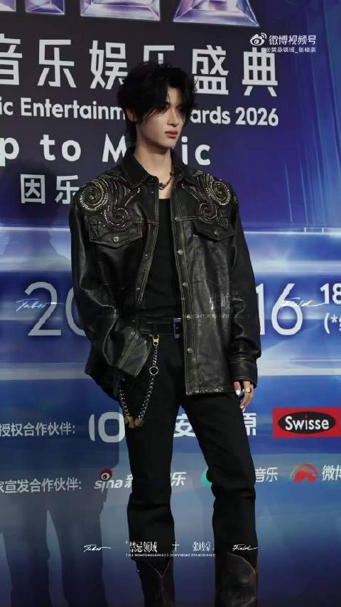 张峻豪今年TMEA红毯状态蜕变,步伐从容气场吸睛
