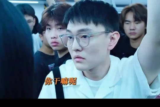 地铁女孩哭诉引众怒,男子遭指责真相被忽略