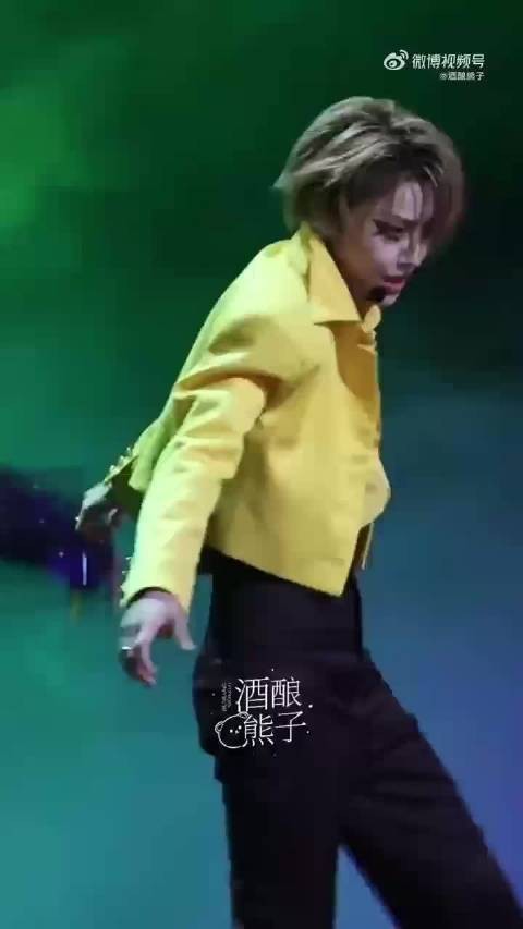 刘雨昕魔女眼妆亮相TMEA盛典，锐利眼型打破常规