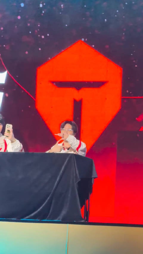 zhuo哥比了个Zeus的经典手势