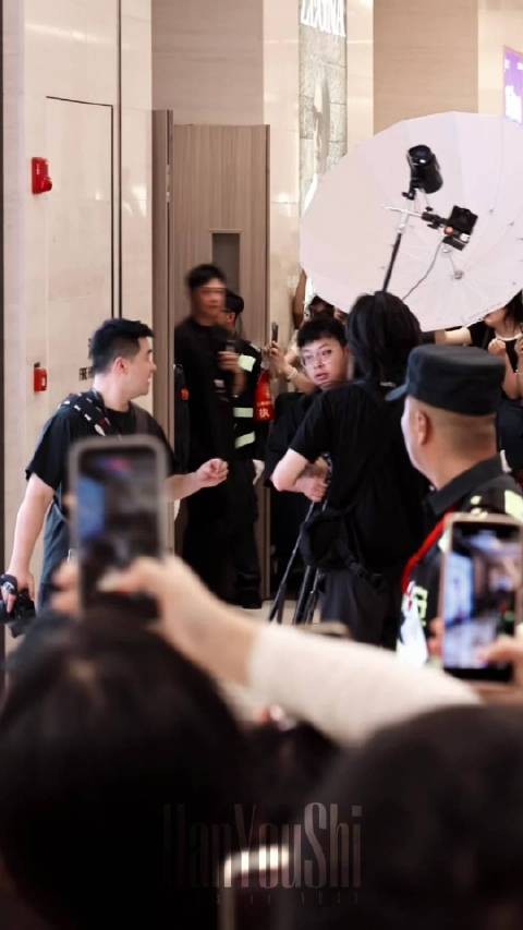 路过的人只会停下脚步手机举高然后被帅的发出尖叫