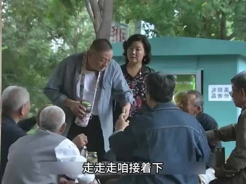女子路见不平怼大爷老伴，巧合竟是未来婆婆