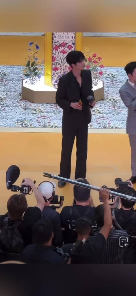 张凌赫线下活动闭眼享受香水,粉丝尖叫气氛爆棚