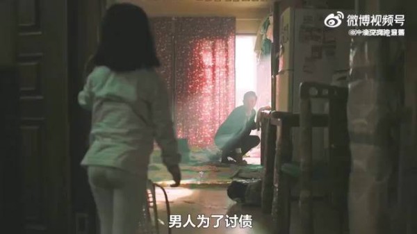 男子为了讨寨偷偷潜入女孩家里,但奇怪的是小女孩却对他视而不见
