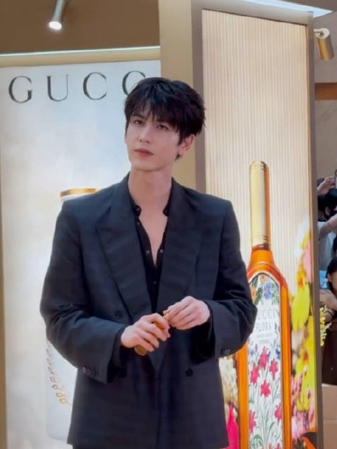 张凌赫Gucci香水站台，展示自己的喷香方式，好苏啊！
