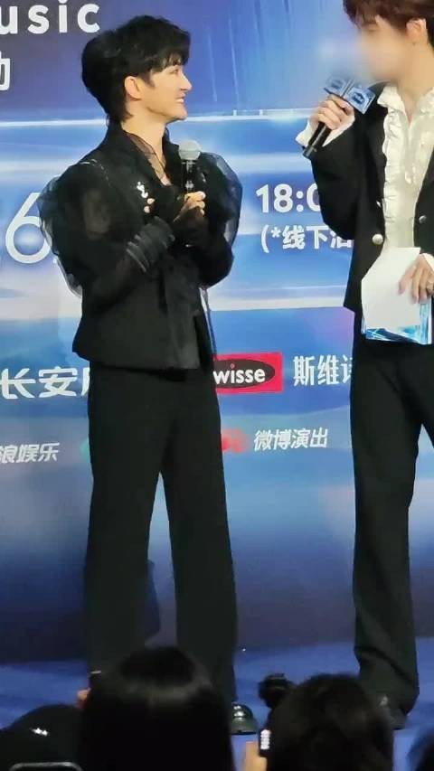 周深红毯金句频出，幽默与天籁反差引期待