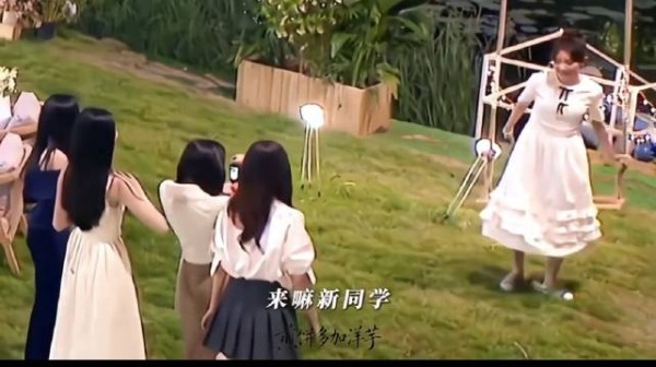 曹以恒紧跟崔凯怡，节目组剪出同框镜头