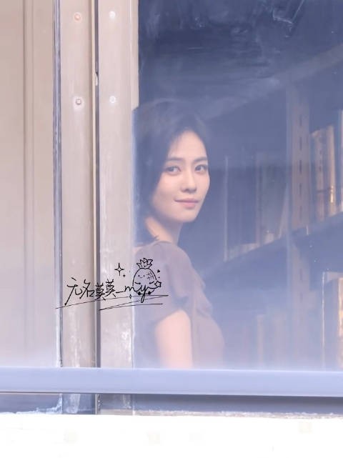 白鹿开到荼靡窗边眼神戏