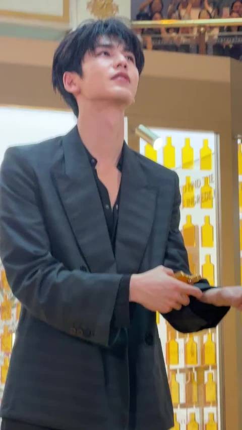 张凌赫现场演示两种喷香用法，推荐手肘脖颈留香更佳