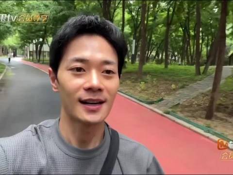 特别清爽帅气,没有任何妆,在镜头的呈现下还是非常扛打的