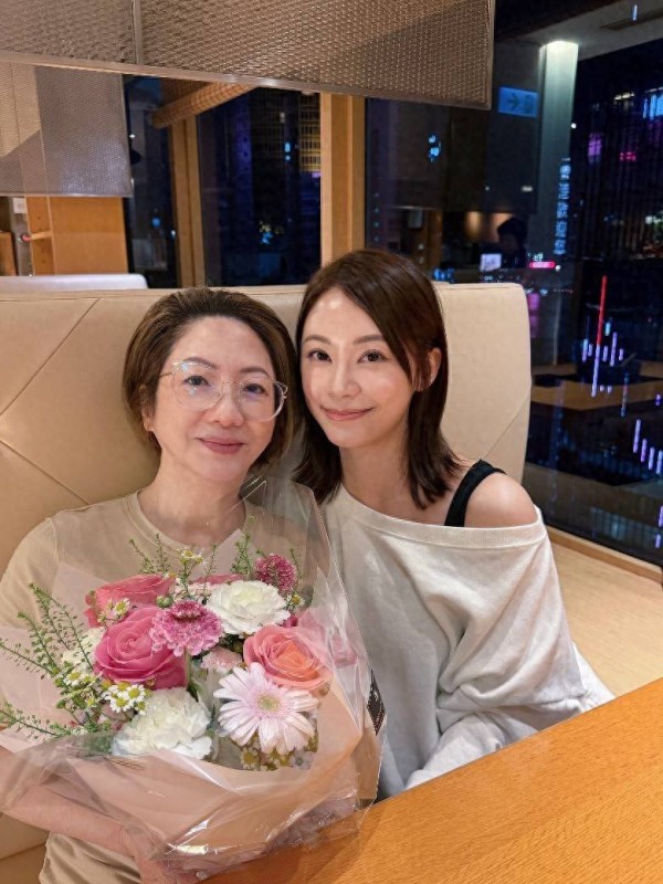 TVB力捧小花罕晒70岁妈妈近照,网民惊呼像40岁,本人坦言用美颜