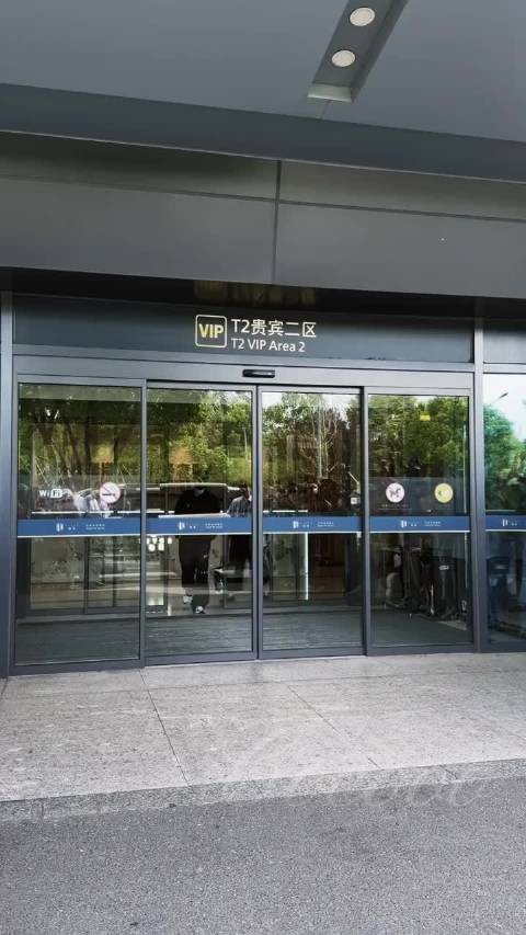 周翊然收到定制挂件后随身携带成习惯