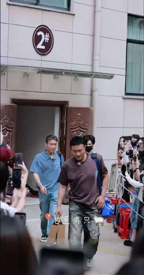 胡军开车李乃文打伞，反差搭档陈哲远周五亮相