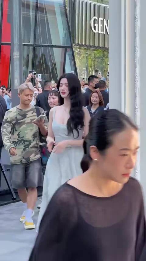 王楚然真的很美很瘦啊,一点也不壮啊,老有人嘲她壮
