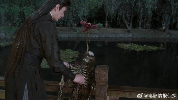 莲花全是尸体种的 阿飞在水下一看,竟是秘术尸香花冢