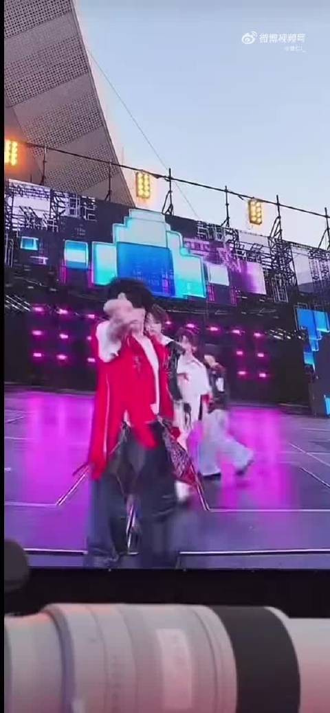 张奕然青岛演唱会Day4，长耳链妆造精致萌脸正太