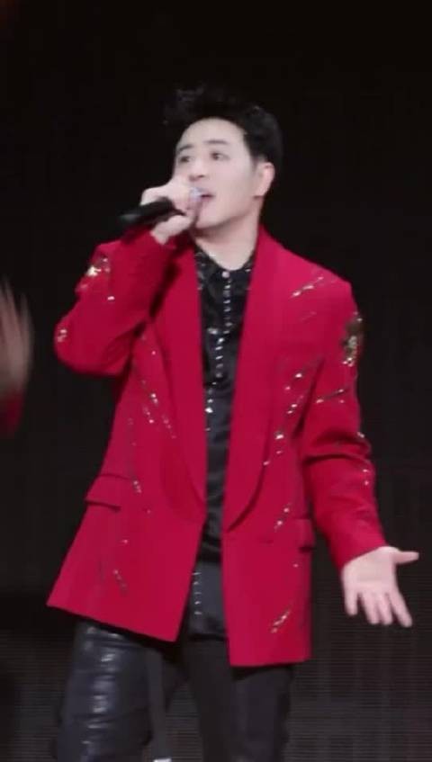 潘玮柏染粉发自称新皮肤，46岁闯武汉巡演