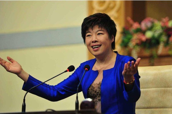 曾经家喻户晓的于丹,如今为何受万人唾弃,还被北大学子赶下台?