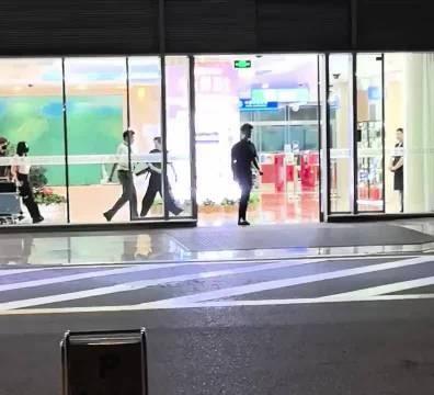 任嘉伦回来啦,边走边和粉丝打声招呼大暖男一直幸福下去