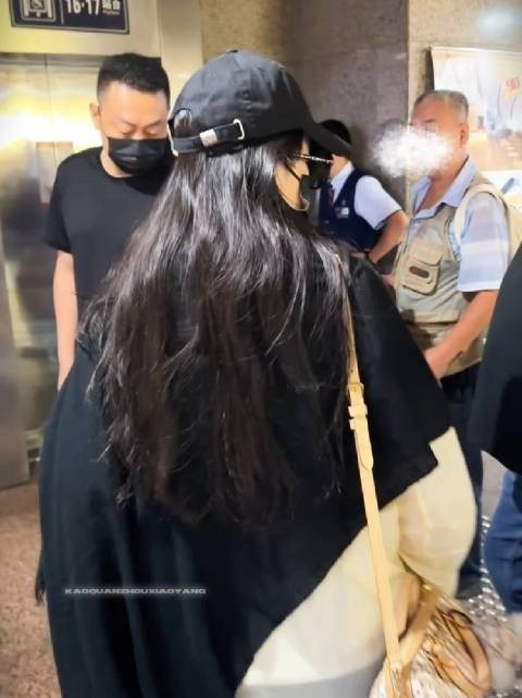 刘亦菲北京出发路遇小朋友,提醒保镖注意避让