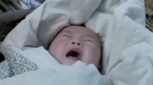 这男人靠着乞讨为生，却独自养活了五个弃婴！